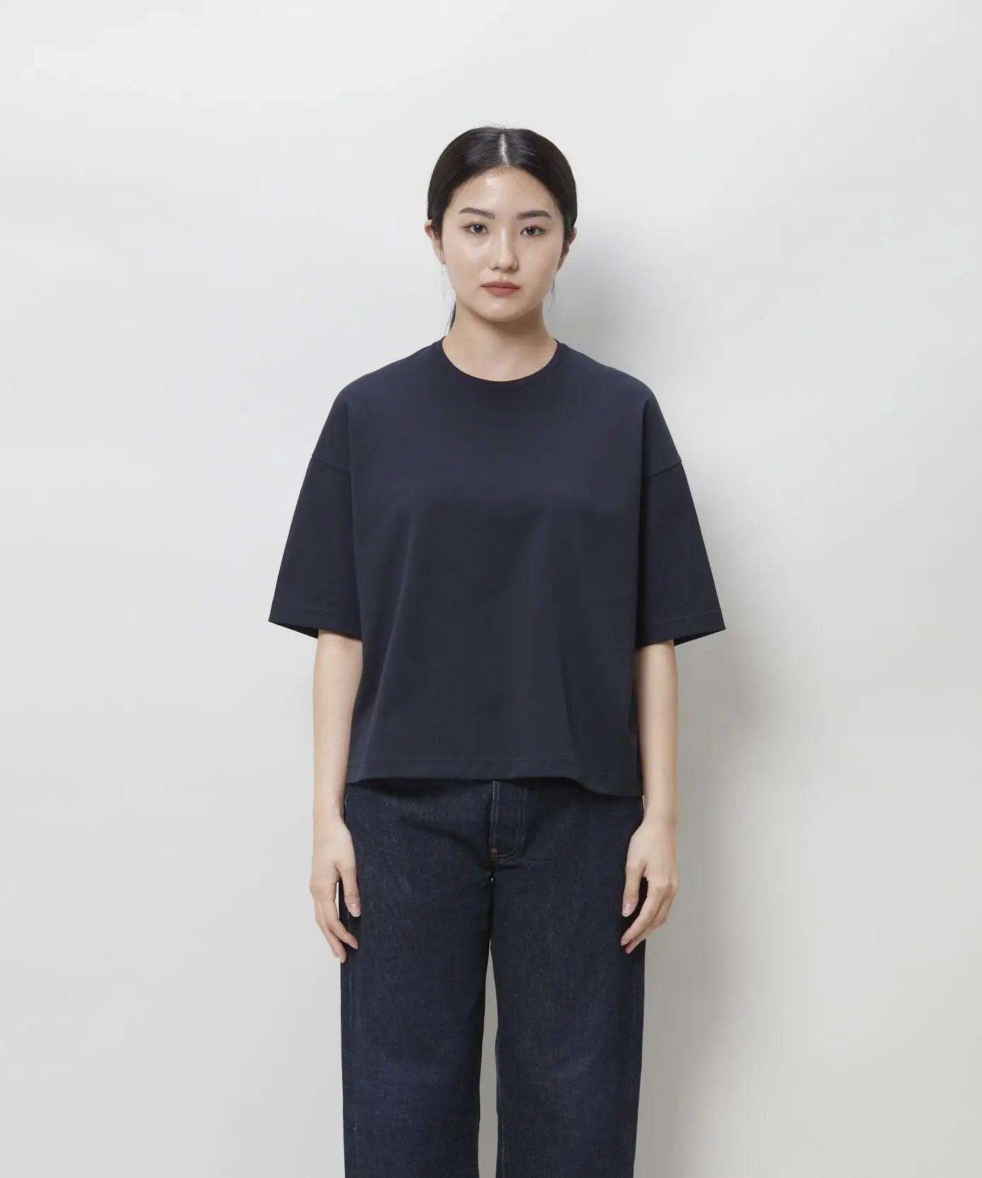 ネイビー色のシンプルなクロップド丈半袖Tシャツ、綿100%、日本製、ハイウエストボトムスと相性良いデザイン