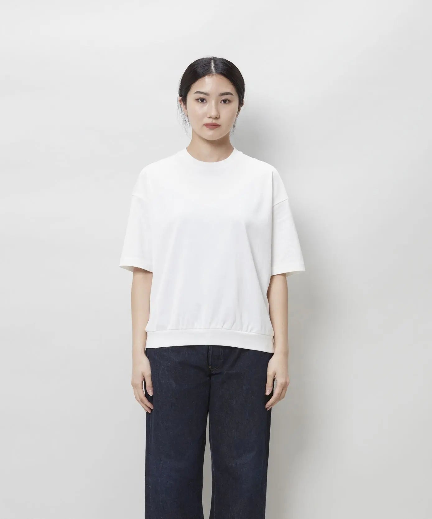 リブ裾付きで着丈調節可能な日本製綿100%のホワイトTシャツ、風を防ぎスタイリッシュな印象を与えるRibbed hem Tシャツ