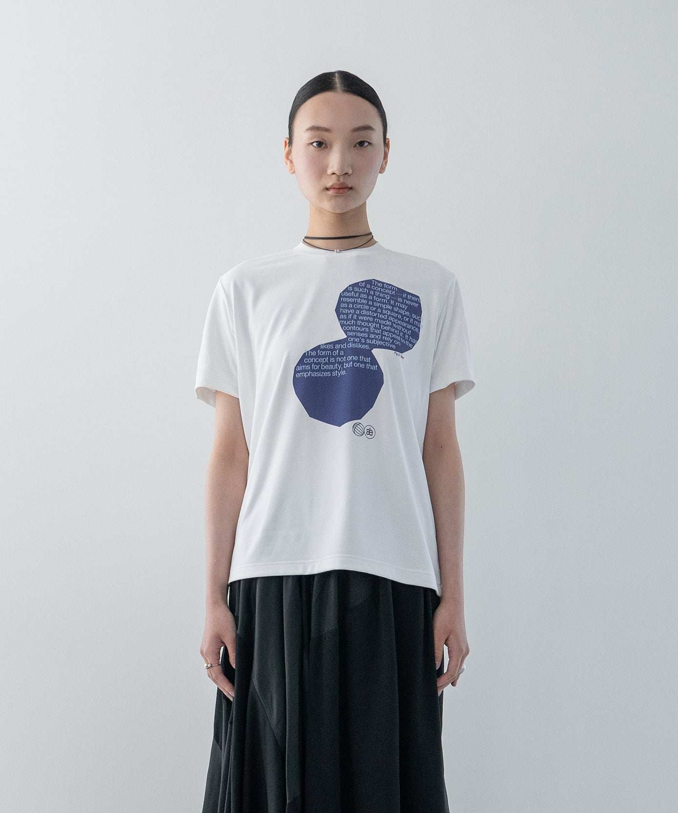 グラフィックデザイナー森尾出口デザインの日本製ポリエステル素材グラフィックTシャツ、吸水速乾とUVカット機能付き